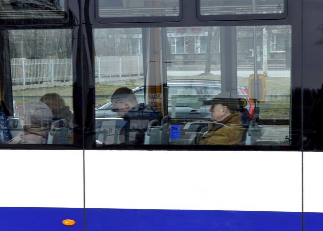 Ar pamatīgu traci Rīgas dome tomēr saglabā bezmaksas transportu ārvalstu pensionāriem