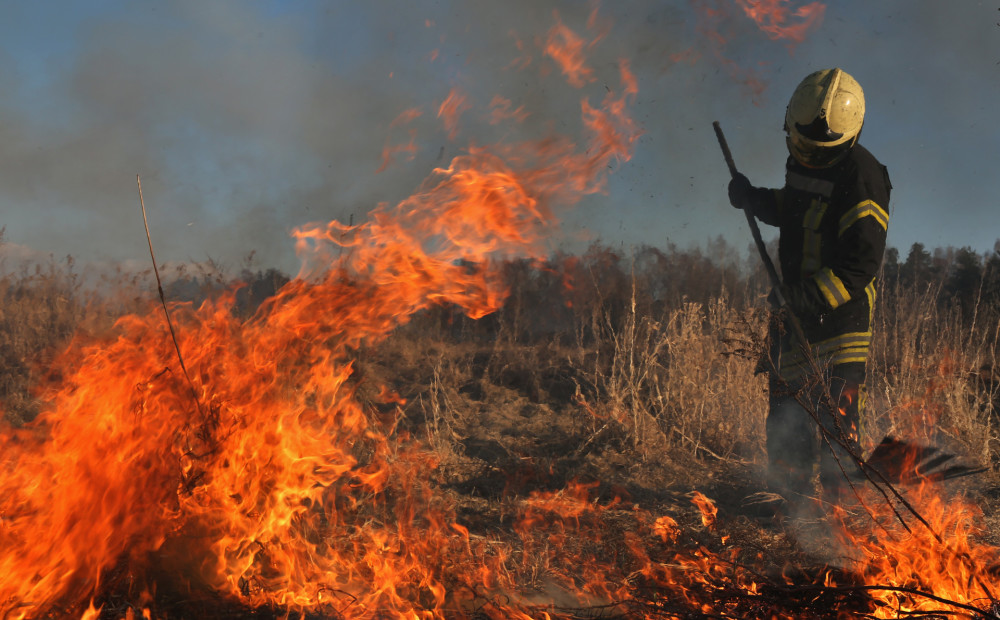 FOTO: plašajā kūlas ugunsgrēkā Pārdaugavā izdeguši 40 hektāri