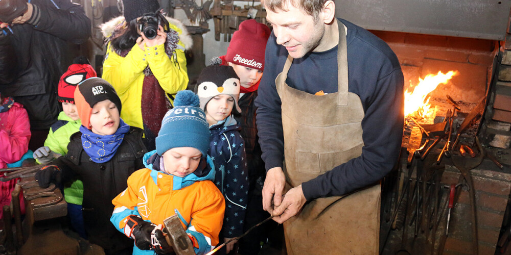 Kalējs Andris Ščeglovs kalēja meistardarbnīcā Turaidas muzejrezervātā rādīs kā pareizi kalt dzelzi.