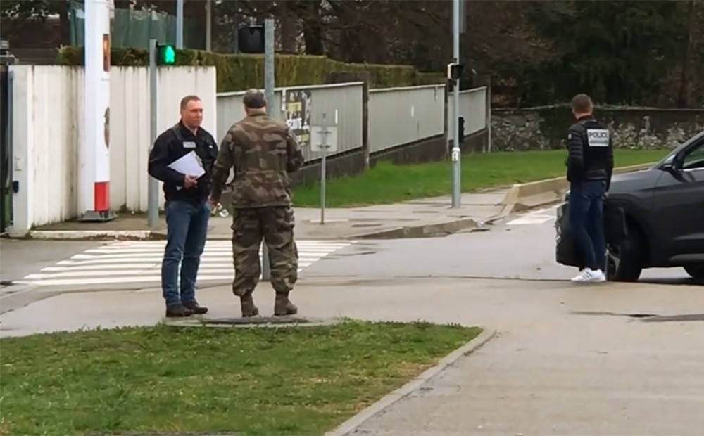 Francijā autovadītājs mēģinājis ietriekties karavīru grupā