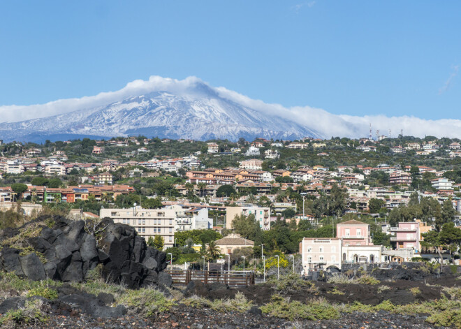 Etna lēnām slīd Vidusjūrā