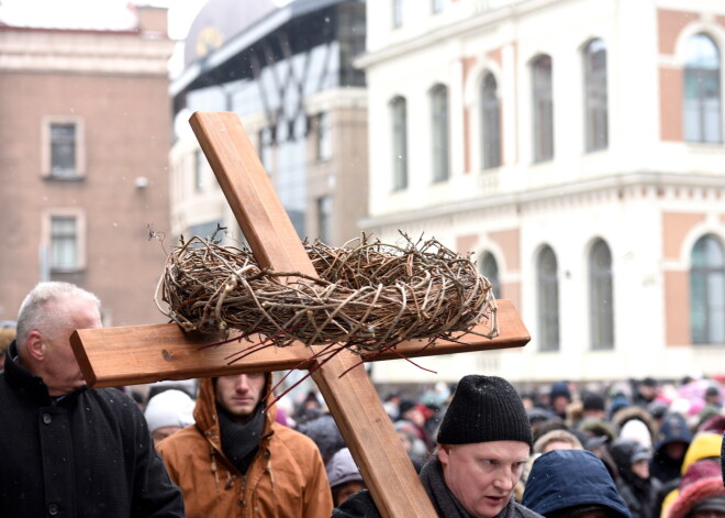 Vairāk nekā 1000 kristiešu Vecrīgā dodas ekumeniskajā Krusta ceļā