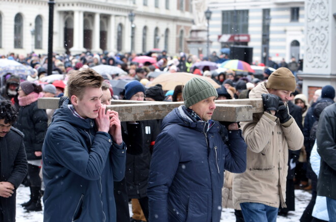 Lielās Piektdienas lūgšanu gājiens - ekumēniskais krusta ceļš.