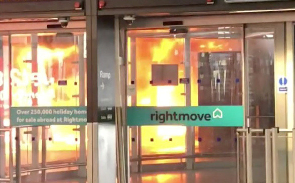 VIDEO: Londonā Stanstedas lidostas durvju priekšā sadeg satiksmes autobuss