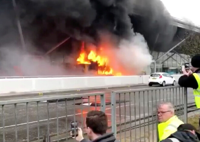 Šovakar Stanstedas lidostā Londonā viena termināla pasažieri piedzīvoja baisas izjūtas, kad pamanīja, ka durvju priekšā deg satiksmes autobuss. Kā vēsta lidostas pārstāvji, šovakar notikušais ugunsgrēks izcēlies autobusa dzinēja elektriskas kļūmes dēļ. Neviens cilvēks nav cietis vai lūdzis kādu medicīnīsku palīdzību.