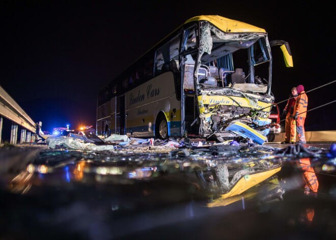 Bavārijā sestdienas rītā autobuss uz autostrādes ietriecies kravas mašīnā, un avārijā gājis bojā autobusa šoferis, bet vēl 18 cilvēki ievainoti, paziņojusi Vācijas policija.