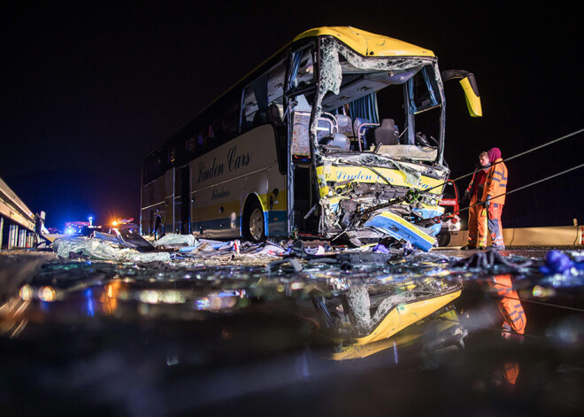 Traģiska tūristu autobusa un kravas mašīnas sadursme Vācijā