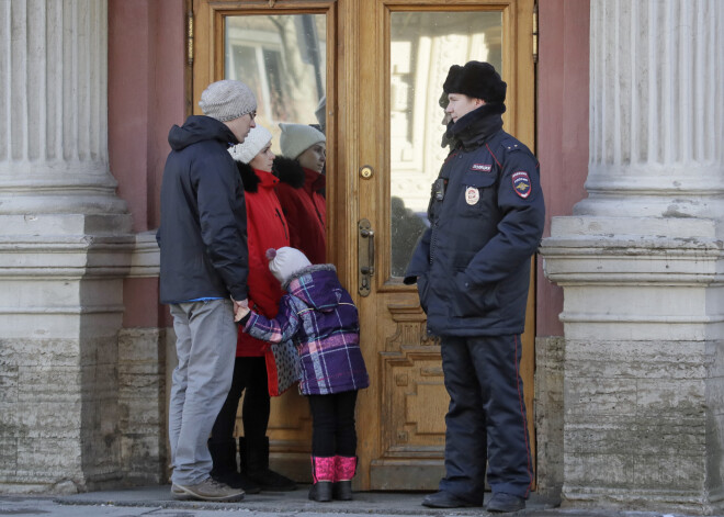 Sestdien, 31. martā ASV ģenerālkonsulāts Sanktpēterburgā sācis izvākšanās procesu. To pašu dara arī ASV vēstniecības darbinieki Maksavā. Kravas mašīnā tika krautas dažādi dokumenti un mantas. Krievija ceturtdien paziņoja par vairāk nekā 150 diplomātu izraidīšnu, tostarp 60 ASV diplomātu padzīšanu no valsts. Tā līdz svētdienai likusi slēgt arī ASV konsulātu Sanktpēterburgā. 