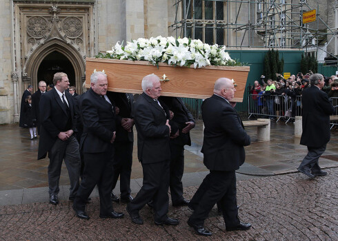 Hokinga pelnus Vestminsteras abatijas panteonā ievietos jūnijā.