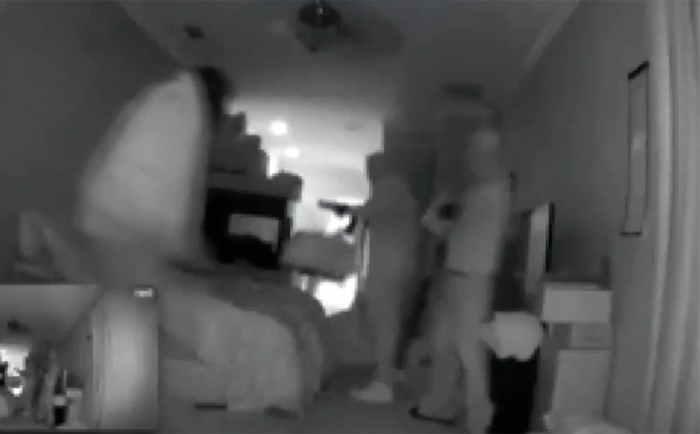 Dramatiskā video nofilmēta apšaude narkotirgoņa mājas iekšienē