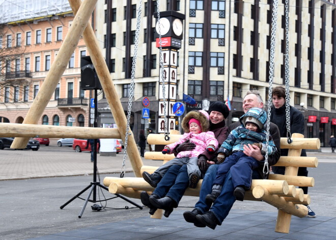 FOTO: jautrās šūpoles Rīgas centrā šogad cilvēkus diez ko neaizrauj