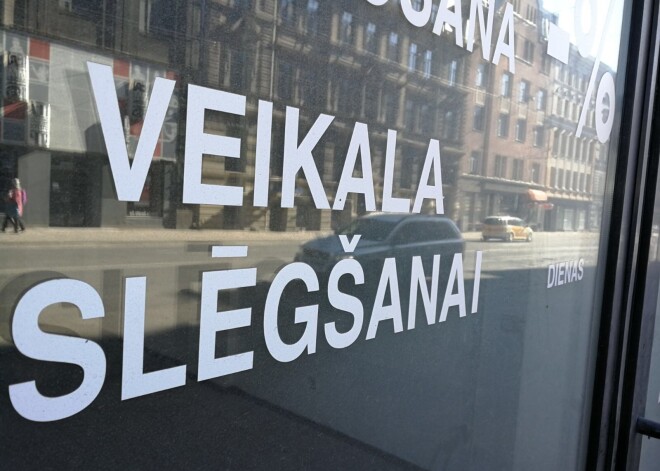 Rīgas centrā arvien vairāk komerctelpu kļūst tukšas, bet nekustamo īpašumu mākleri tām nespēj atrast jaunus nomniekus. Piemēram, uzņēmējdarbība sāk izmirt Čaka ielā.