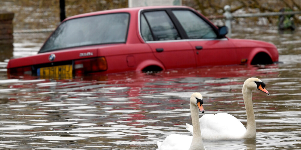 FOTO: Britu salās izsludināti 216 brīdinājumi par pamatīgiem plūdiem