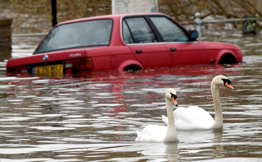 FOTO: Britu salās izsludināti 216 brīdinājumi par pamatīgiem plūdiem