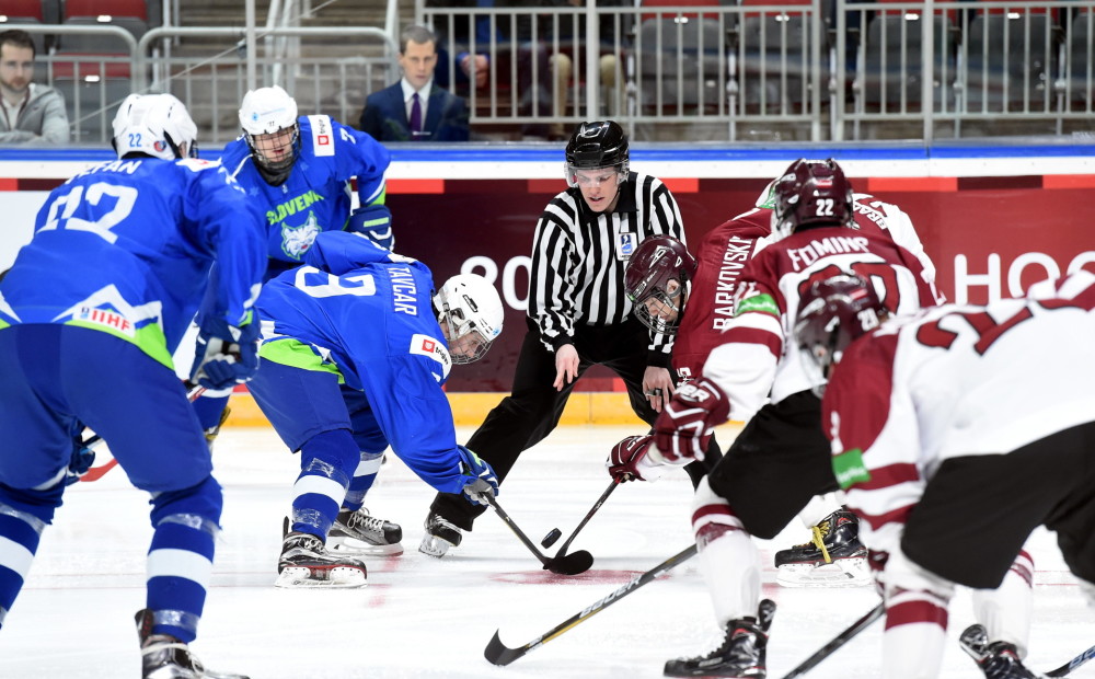 Latvijas U-18 hokejisti pasaules čempionātu sāk ar grūtu uzvaru pār Slovēniju
