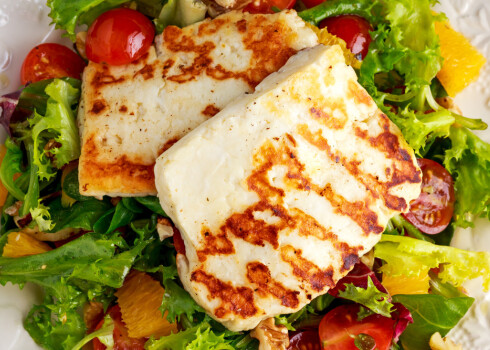 Cepšanai un grilēšanai der tāds siers, kas karsēšanas laikā nekūst. Uz grila var likt halumi sieru (attēlā), savukārt krāsnī alumīnija paplātē vai folijā var cept fetu, vidēji nobriedušu Goudas un Ementāles sieru.