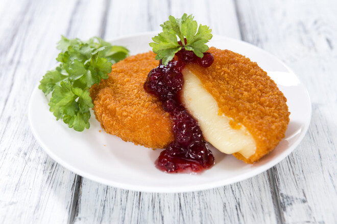 Ļoti garšīgi ir cepti mīkstie sieri, piemēram, kamambērs un brī.