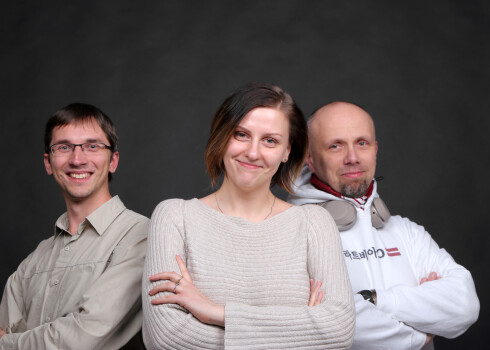 Daļa no Latvijas brīvprātīgo desanta: Aleksandrs Riguns, Krista Želnina un Mareks Matisons.