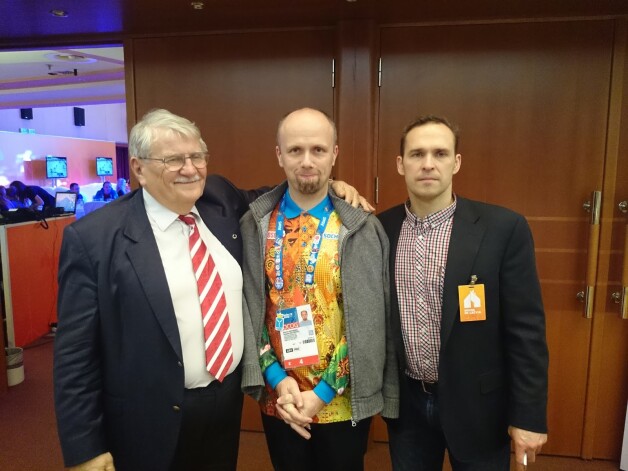 Mareks Sočos kopā ar kādreizējo LOK prezidentu Vilni Baltiņu un hokeja leģendu Artūru Irbi.