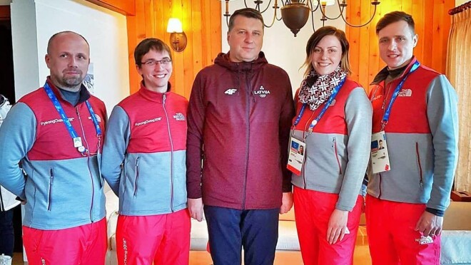 Četri  latviešu brīvprātīgie un viens prezidents.