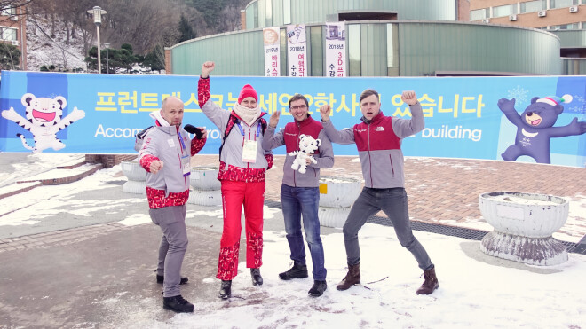 Brīvprātīgie no darba brīvajā laikā uzņem piemiņas bildes.