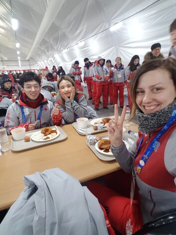 Krista kopā ar citiem brīvprātīgajiem pusdieno.