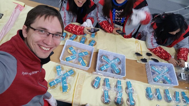 Tā izskatās olimpisko medaļu pasniegšanas ceremonijas aizkulises.
