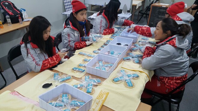 Tā izskatās olimpisko medaļu pasniegšanas ceremonijas aizkulises.