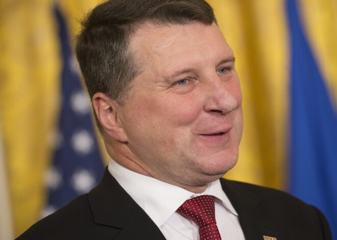 Nasing spešl II: tautas tribunāls soctīklos nespēj pārdzīvot Vējoņa angļu valodu ciemos pie Trampa