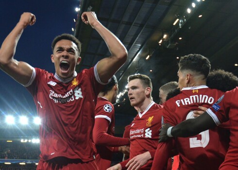 "Liverpool" futbolisti līksmo par panākumu.