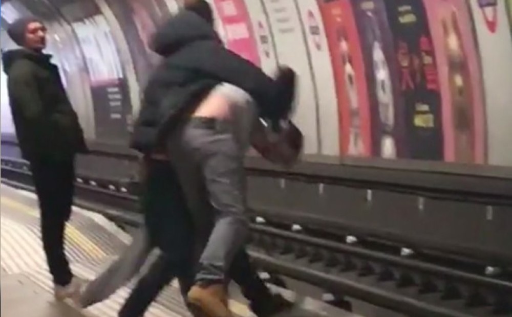 Драка мышей в метро Драка мышей в метро