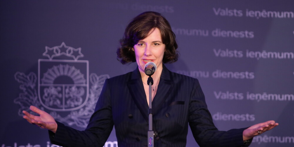 Finanšu ministre Dana Reizniece-Ozola uzrunā klātesošos Valsts ieņēmumu dienesta Lielo nodokļu maksātāju svinīgajā apbalvošanas ceremonijā.