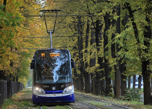 Zemās grīdas tramvajs Gaujas ielā.