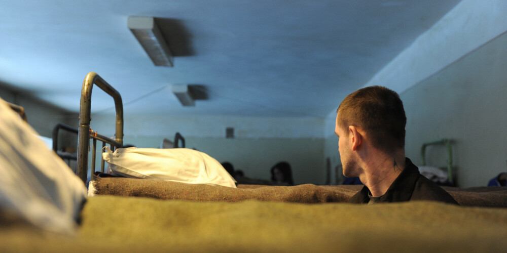 Ieslodzītais cietuma kamerā.