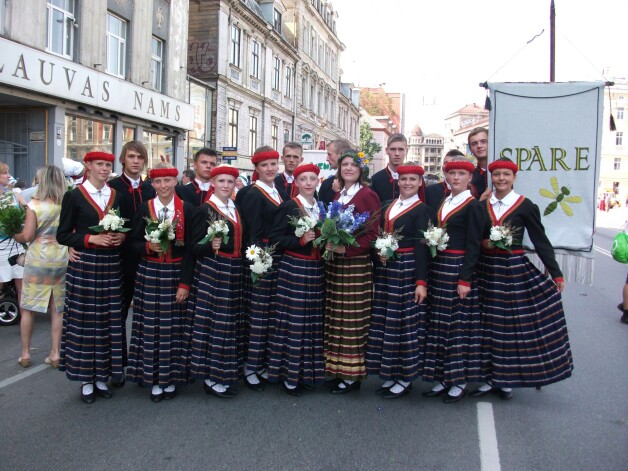 Spāres dejotāji pēc X Skolu un jaunatnes dziesmu un deju svētku gājiena skaistajos Valmieras novada tautastērpos, kas reti kuru atstāja vienaldzīgu.