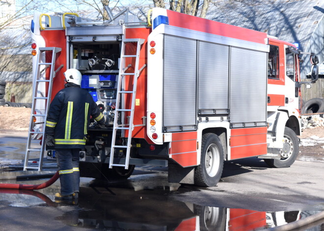 Mežciemā aizdegusies daudzstāvu māja, liesmās gājis bojā cilvēks