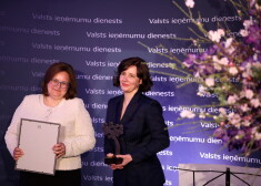 Valsts ieņēmumu (VID) dienesta ģenerāldirektora pienākumu izpildītāja Dace Pelēkā (no kreisās) un finanšu ministre Dana Reizniece-Ozola.