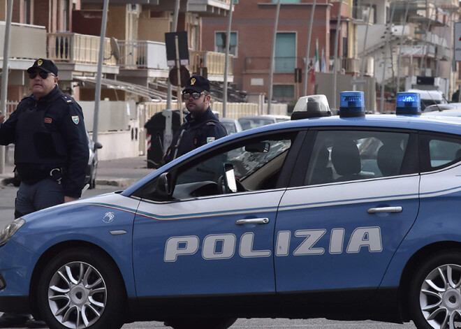 Policisti Neapoles centrā atrod vairāk nekā 8 tonnas hašiša