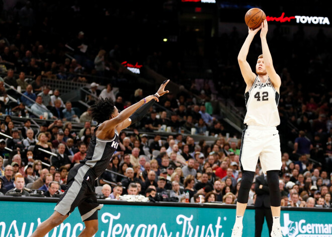 Bertāna "Spurs" tiek NBA izslēgšanas turnīrā