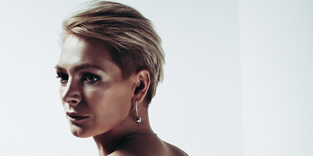 Eva Juhņēviča ir Vakcincijas projekta biroja vadītāja. Savulaik bijusi XXVI Vispārējo latviešu Dziesmu un XVI Deju svētku izpilddirektore. Viņas vadībā pirmo reizi izstrādāta un īstenota svētku dalībnieku digitāla reģistrācijas un procesu vadības sistēma, kas ļāva samazināt birokrātiskā aparāta izmantošanu datu apstrādei un nodrošināja iespēju efektīvi nodot informāciju katram dalībniekam. Eva Juhņēviča bijusi Kultūras ministrijas parlamentārā sekretāre, līdz šim vadījusi Rīgas Tūrisma attīstības biroju, septiņus gadus organizējusi Rīgas maratonu un citus liela mēroga projektu