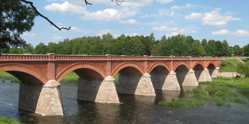 Kuldīga ir Latvijas pilsēta Kurzemē pie Ventas rumbas, Kuldīgas novada administratīvais centrs, 155 km no Rīgas. 16.—17. gadsimtā tā bijusi Kurzemes un Zemgales hercoga rezidences pilsēta, kurā uzturējies viņa galms. Tā ir bijusi arī Hanzas savienības pilsēta. Kuldīgu reizēm vēl tagad dēvē par "Kurzemes galvaspilsētu" vai "Kurzemes sirdi". 2016. gadā Kuldīgā dzīvoja 11,8 tūkstoši iedzīvotāju.