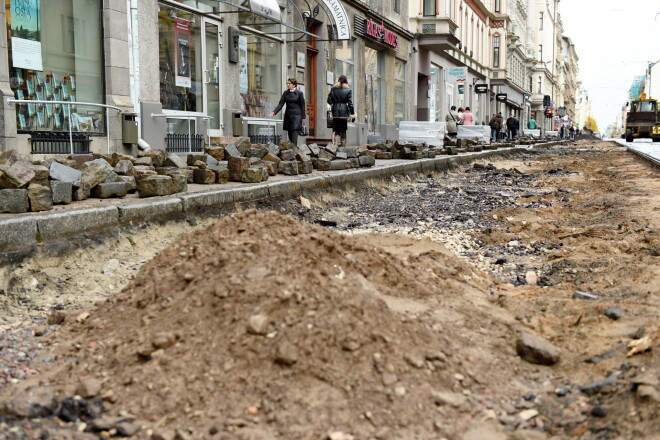 Sarunājām, ka tad, kad nākšu atpakaļ no pusdienām un redzēšu, ka tranšeju malas būs nostiprinātas pret nogrūšanu, saruna būs beigusies.