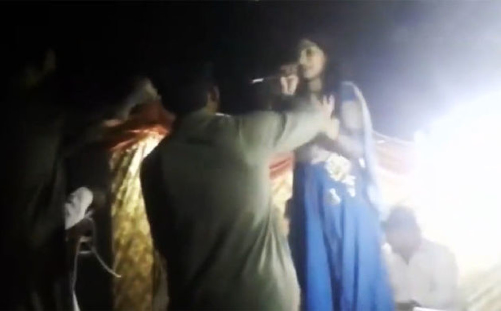 Koncertā Pakistānā nošauj dziedātāju, kura gaidīja bērnu un tāpēc dziedot nedejoja