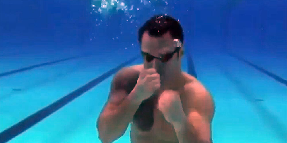 Mairis Briedis baseinā zem ūdens gatavojas gaidāmajai boksa cīņai