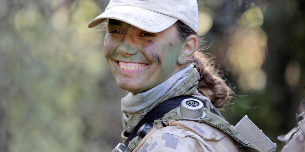Bruņumeitene Sintija: "Domāju, ka armijā sievišķīgumam nav vietas"