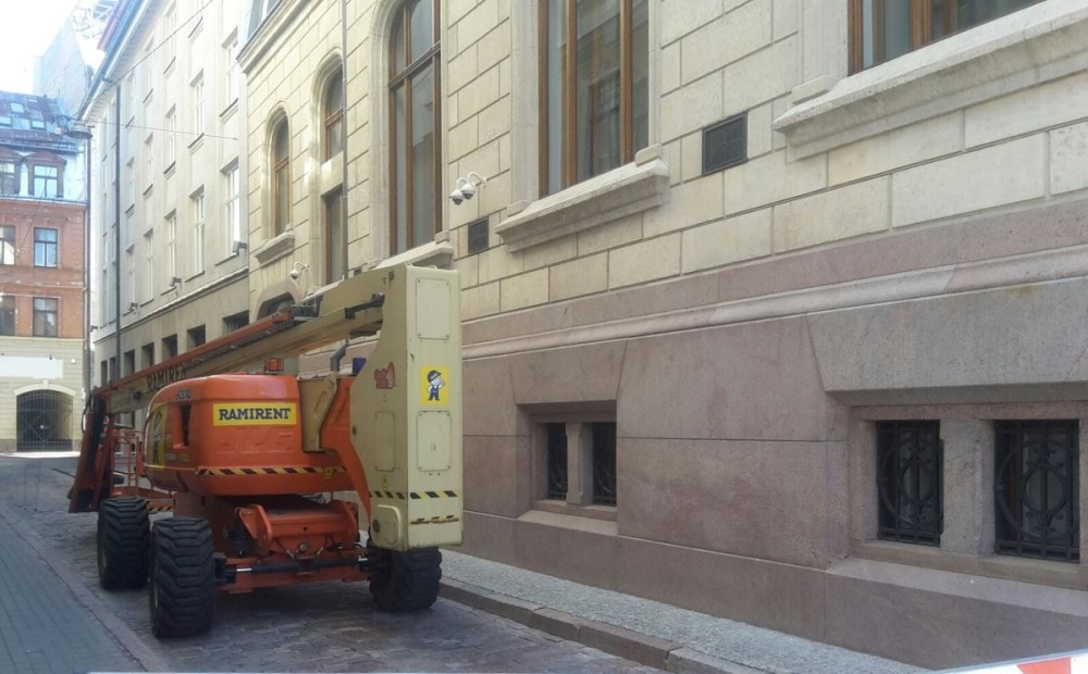 No nesen remontētā Saeimas nama nokritusi fasādes plāksne