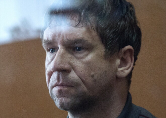 Dāčā Piemaskavā sagūstot "Krājbankas" afēristu Antonovu, atrodas arī pase uz latvieša Andreja Bruka vārda, bet ar viņa seju