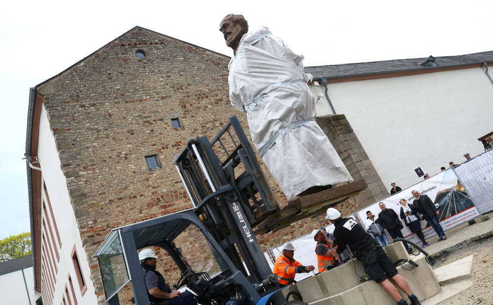 FOTO: Vācijā slejas milzīga statuja par godu komunisma tēvam Kārlim Marksam