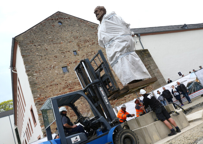 FOTO: Vācijā slejas milzīga statuja par godu komunisma tēvam Kārlim Marksam