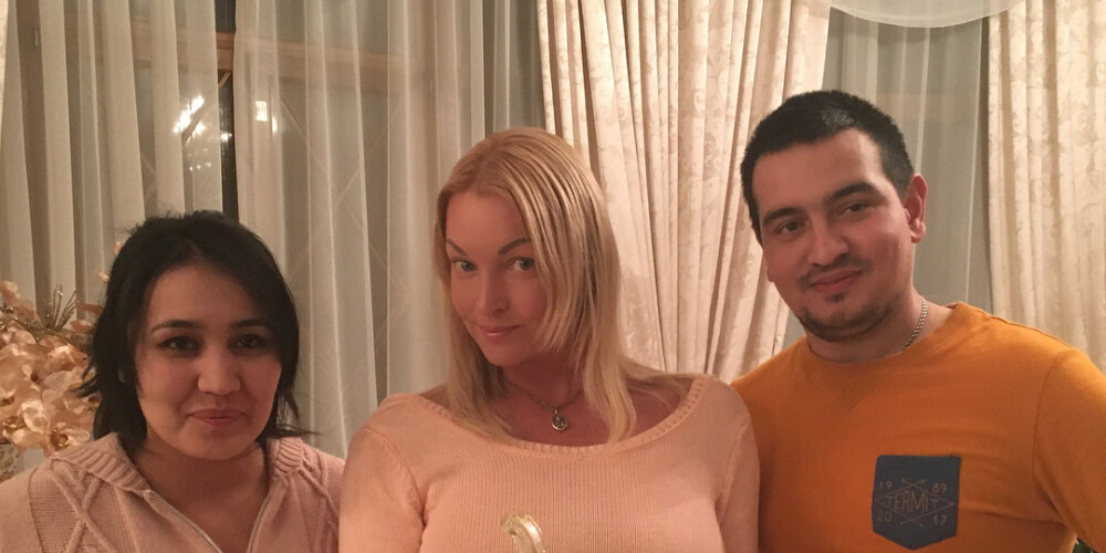 «Как не стыдно»: Анастасию Волочкову раскритиковали за отсутствие бюстгальтера